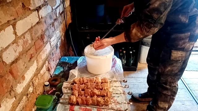 2 день весны жарим шашлык в гараже. смотреть онлайн