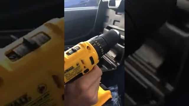 Обзор ударного шуроповерта DEWALT DCB112