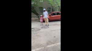 ТАКИМ ОБРАЗОМ ДЕТИ ПРОВАЛИВАЮТСЯ В КАНАЛИЗАЦИОННЫЕ ЛЮКИ!