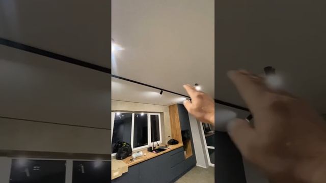 Натяжной потолок с чёрной вставкой.Трековые светильники. #натяжнойпотолок #натяжныепотолки #shorts смотреть онлайн