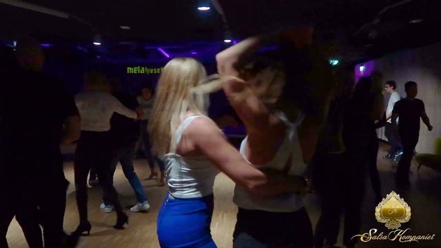 2 Girls Dancing Salsa - Salsakompaniet смотреть онлайн