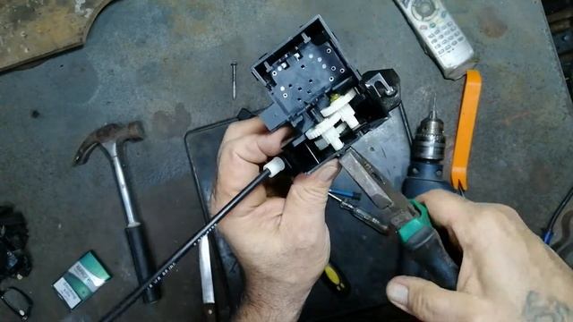 Мерседес. Ремонт замка крышки багажника. Mercedes-Benz W211. смотреть онлайн