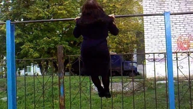 Девушка подтягивается на турнике смотреть онлайн