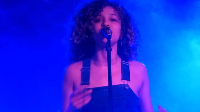 Izzy Bizu - Skinny live Manchester Club Academy 14-02-17 смотреть онлайн