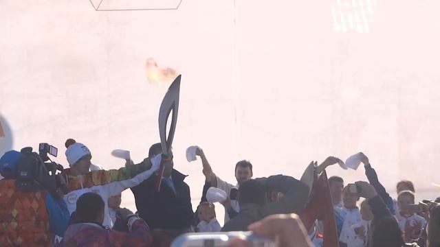 Александр Шамрай несет олимпийский огонь смотреть онлайн