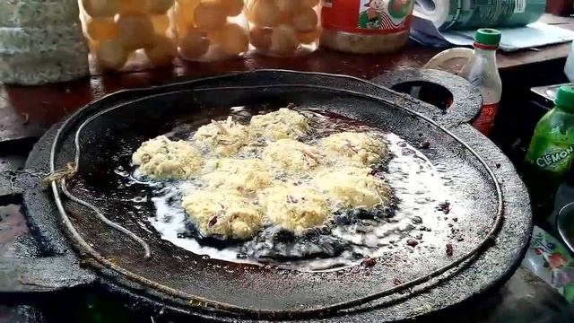 Bangali oid man to making very tasty evening snacks chicken chop with sola vorta House & street Foo смотреть онлайн