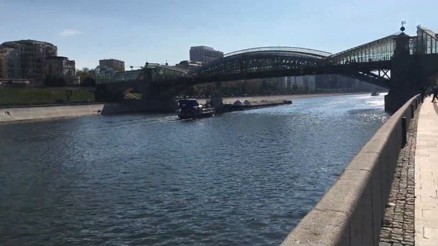Василёк обгоняет огромную баржу по Москве реке #москва #москварека #баржа #теплоход #василёк смотреть онлайн