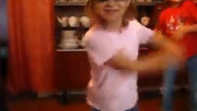 Зажигательный танец 3 девчонок:) Смотреть всем) смотреть онлайн