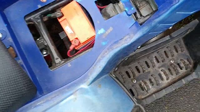 квадроцикл по двору погнали