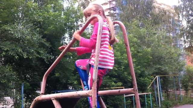 горка во дворе заброшенной школы смотреть онлайн