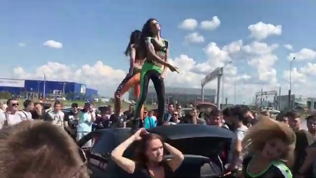 девчонки танцуют на крыше альмеры lowbassbrothers смотреть онлайн