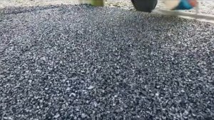 Монтаж резиновой крошки на детской площадке