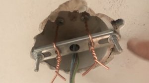 Крепим люстру к потолку на такую вот дыру