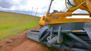 Грейдер LiuGong 4215D, правит  обочины