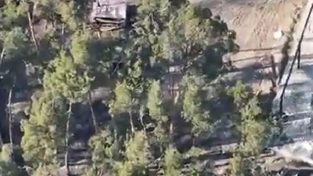 La vue d'une base visée par les forces russes par l'armée ukrainienne. смотреть онлайн