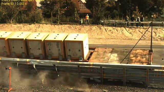 Crash test Iveco Stralis vs. Stahlschutzplanke, DIN EN 1317-2, TB 81 смотреть онлайн