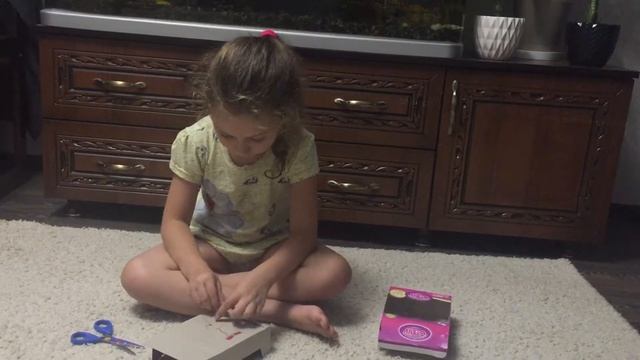 Открытие игрушки-девочки на велосипеде.