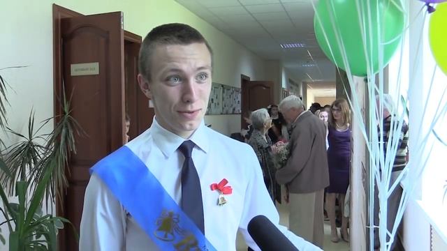 Директор лицея исполнил танец на «Последнем звонке» смотреть онлайн