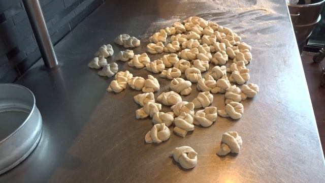 How to make GARLIC KNOTS!!! смотреть онлайн