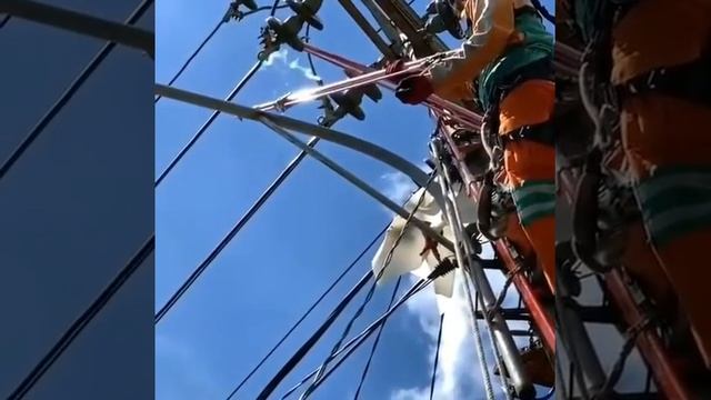 Отрезание провода под напряжением смотреть онлайн