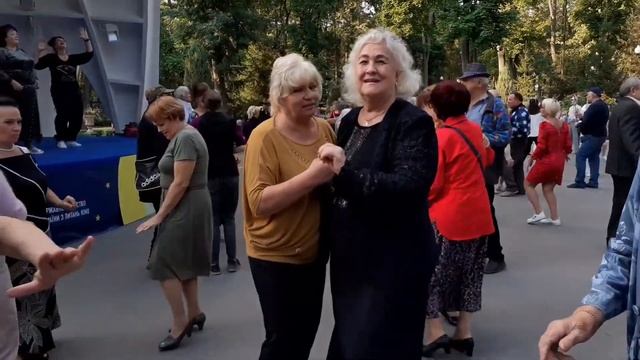 ТАК УСТРОЕНЫ МУЖЧИНЫ, ЛЮБЯТ ЖЕНЩИН БЕЗ ПРИЧИНЫ! ТАНЦЫ ХАРЬКОВ СЧАСТЛИВЫЕ ДНИ смотреть онлайн