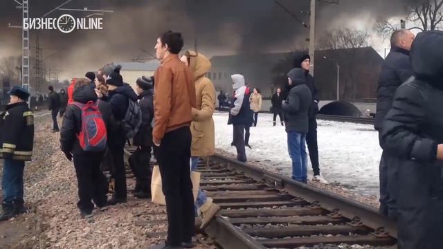 Из-за пожара в ТЦ «Адмирал» пробка растянулась на 3 км смотреть онлайн