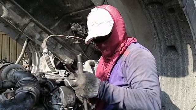 Mercedes-Benz actros 2040 engine lack of power removed cylinder head and unit pump смотреть онлайн