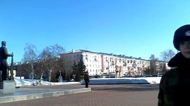 дети в форме строго задали нам вопрос ( у памятника победы г.БАРНАУЛ) смотреть онлайн