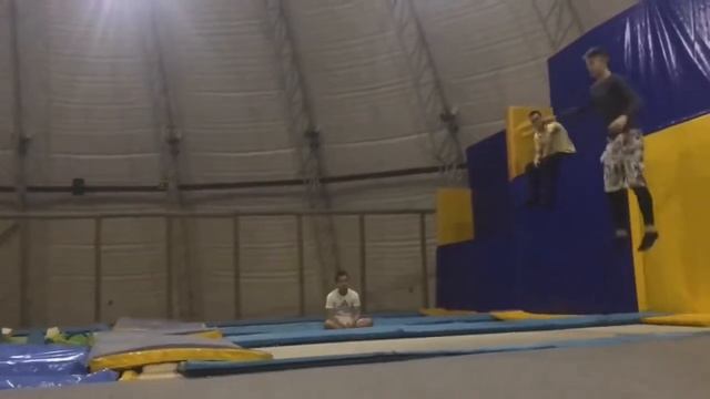 Батуты.Ночные прыжки.Музыка,активный отдых.Night Jump в Батутном центре "АПЕЛЬСИН" Балашиха смотреть онлайн