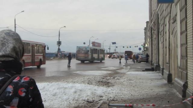 Уборка снега с крыши дома в центре Нижнего Новгорода