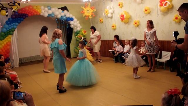 Випускний у ДНЗ "Сонечко" смт Більмак. Танок "Мамочка красавица рядышком идет" смотреть онлайн