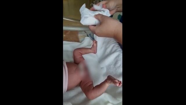 How to change a baby's nappy смотреть онлайн