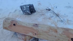 Соединение двухъ брёвенъ въ длинной стене съ помощью «мамы» и «папы»