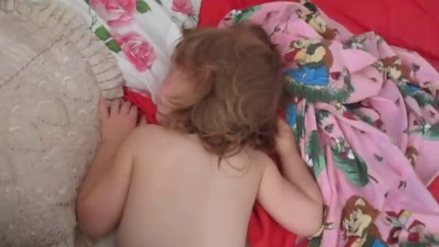 Ребенок стоит и спит Child Standing And Sleeping