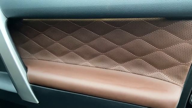 Toyota Prado 150 перетянули салон в стиле Hofele и установили подколенную опору ПЕРЕТЯЖКА PRADO 2022