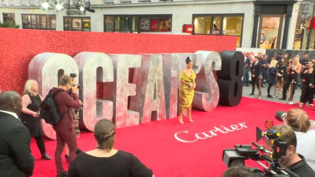 Rihanna makes grand entrance at Ocean's 8 premiere смотреть онлайн