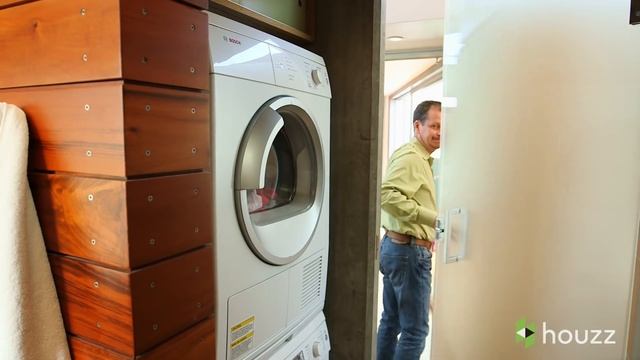 Fun Family Living in 980 Square Feet смотреть онлайн