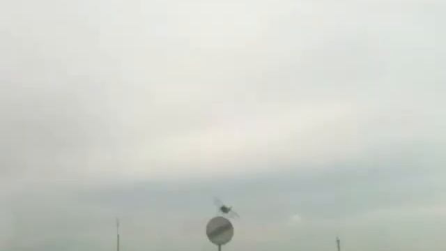Низколетящий самолет (кукурузник) над трассой... смотреть онлайн