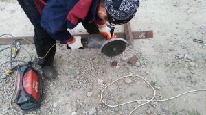 Как правильно отрезать уголок чтоб не зажала балгарку