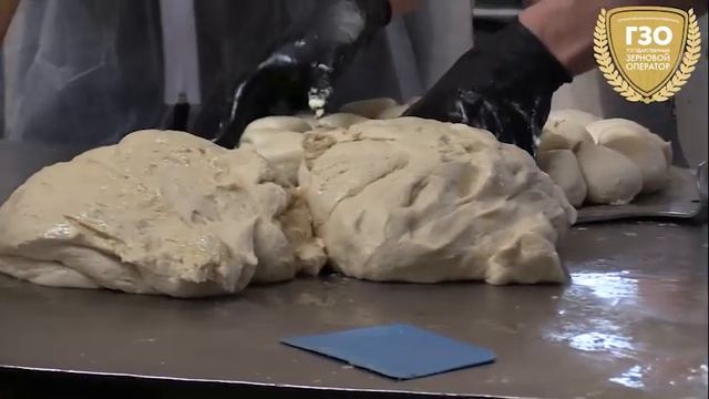 Иностранные журналисты испекли булочки на хлебокомбинате Запорожской области смотреть онлайн