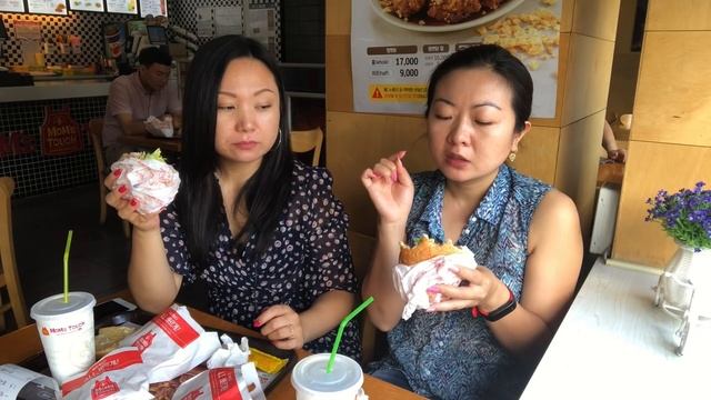КОРЕЙСКИЕ БУРГЕРЫ | где вкуснее - Mom's Touch vs MacDonalds vs Lotteria смотреть онлайн