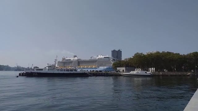 Владивосток. Лайнер с туристами в бухте Золотой рог... смотреть онлайн