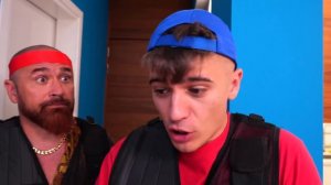 НАС ПРЕСЛЕДУЕТ ЗОМБИ ПОЛИЦЕЙСКИЙ!