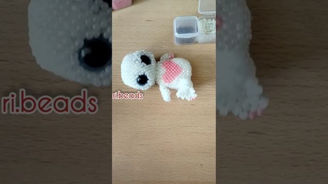 Плетём Плюшека, зайчика из бисера. Готовый зайчик из бисера. смотреть онлайн