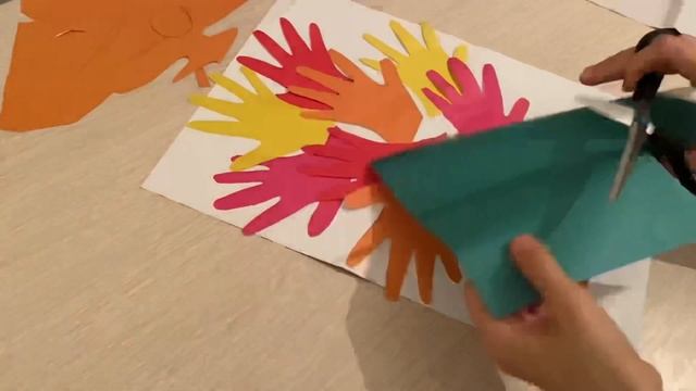 Аппликация из ладошек. Веселые пальчики. смотреть онлайн