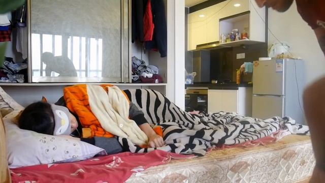 ПРАНК: СЕЛ НА ЛИЦО КОГДА ОНА СПАЛА смотреть онлайн