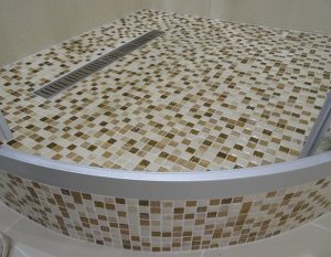 Душевой поддон из мозаики.