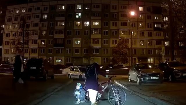 Мамаша на велике взяла ребенка "на буксир" смотреть онлайн