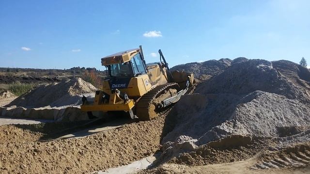 Работа бульдозера в песчаном карьере. John Deere 850JII смотреть онлайн