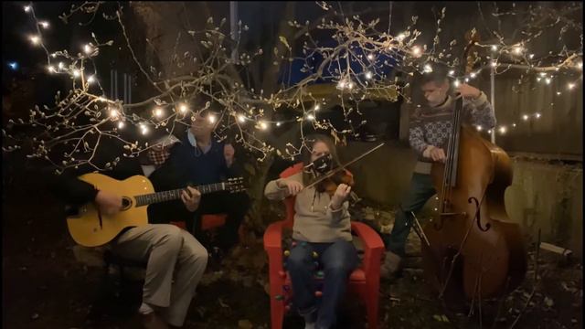 A Gypsy Jazz Backyard Christmas Medley смотреть онлайн